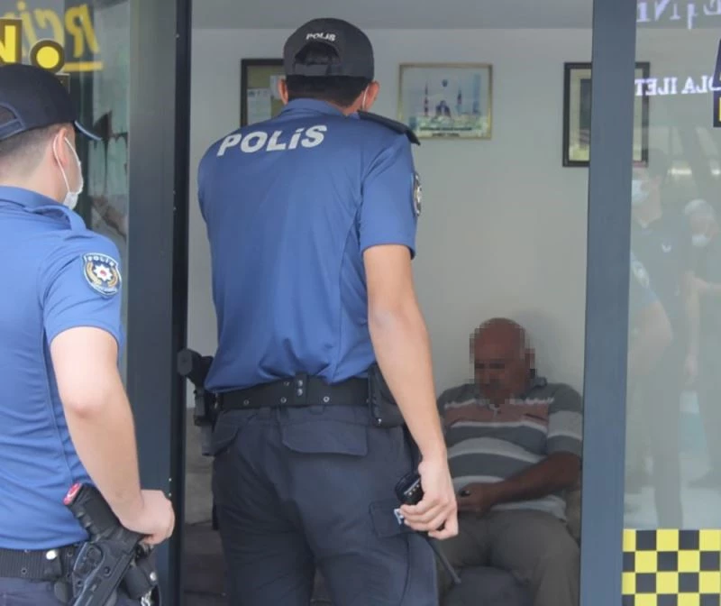Polisin maske uyarısına kızan esnaf, nüfus cüzdanını vermemek için direndi

