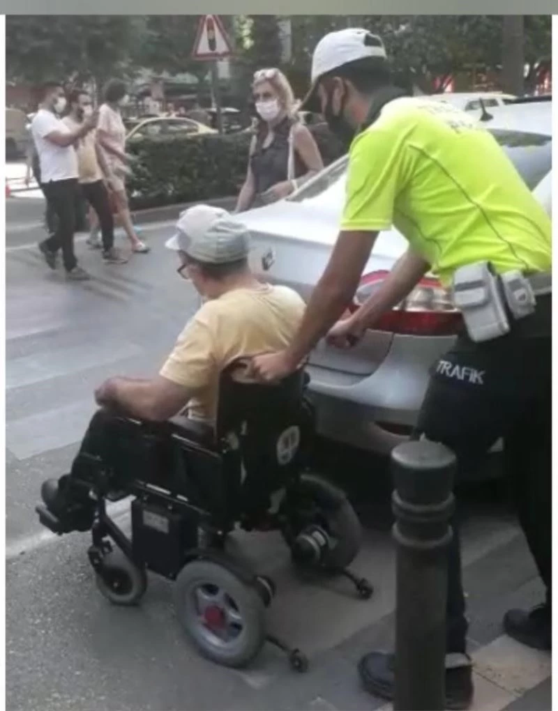 Yaya geçidine park etti, engelli vatandaş geçemedi
