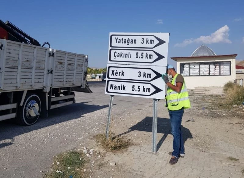 Gürpınar’da mahalle yön tabelaları yenileniyor
