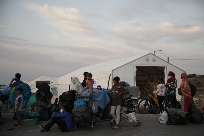 Moria’daki yangının ardından mülteciler geçici kurulan kampa götürülüyor

