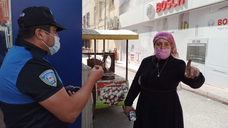 İkinci kez maske kuralını ihlal eden kadından polise pişkin sözler
