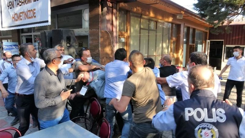 Kongrede arbede, sandalyeler havada uçuştu
