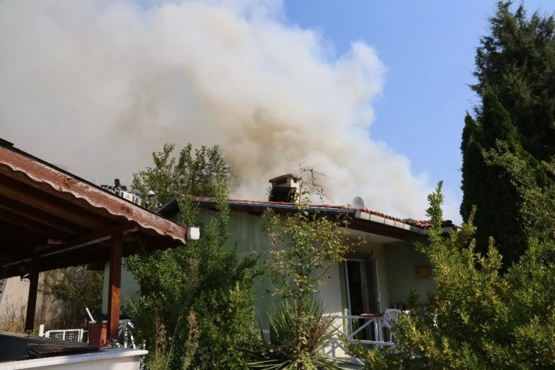 Kocaeli’de bitişik vaziyetteki 4 ev alevlere teslim oldu
