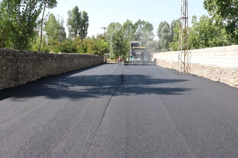 Erciş’te yollar BSK asfaltla kaplanıyor
