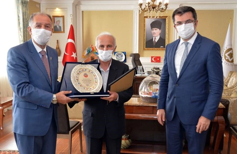 Erzurum’da yılın ahisi, kalfası ve çırağına plaket
