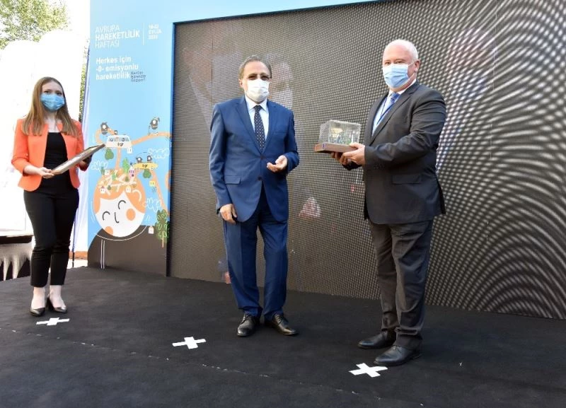 Toplu ulaşımdaki bisiklet taşıma aparatları, Büyükşehire ödül kazandırdı
