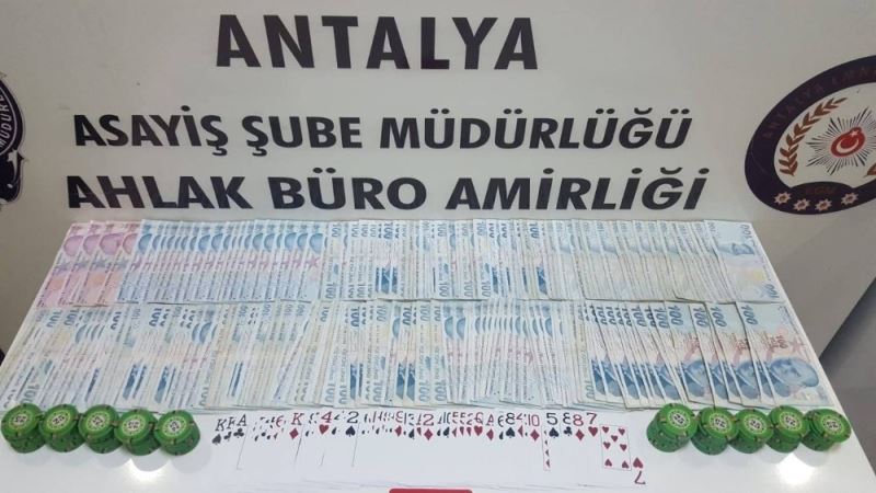 Antalya’da kumar oynama, sosyal mesafe ve maske ihlaline 905 bin lira ceza
