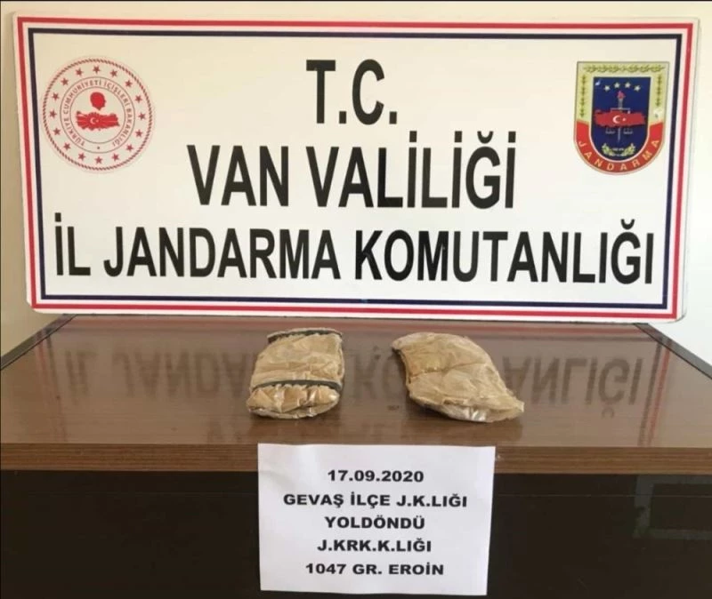 Gevaş’ta beline sarılı 1 kilo eroin ile yakalandı
