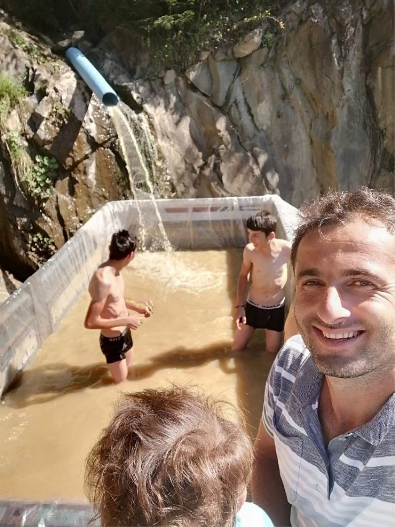 Kamyon kasasında serinlediler
