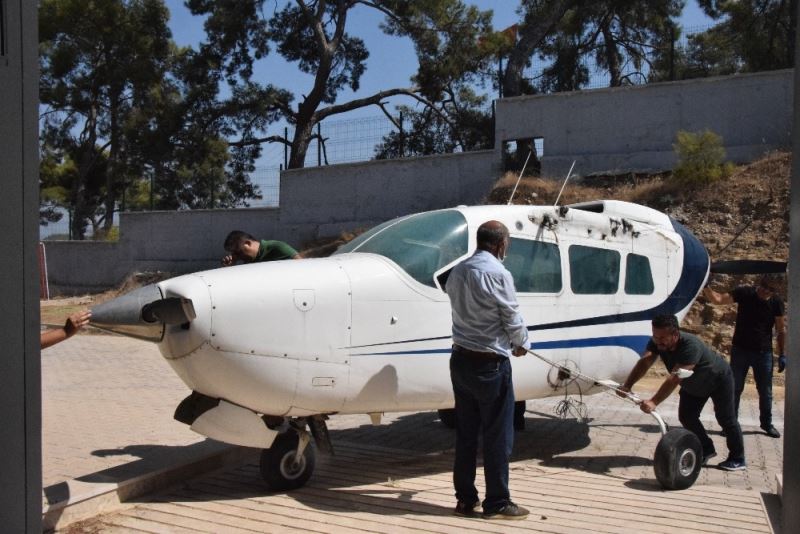 Pandemi  sebebiyle staj yapamayan öğrenciler için okula  özel uçak getirildi
