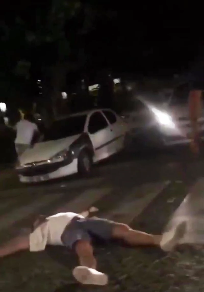 Kavga anında otomobil çarpan arkadaşlarına bile aldırış etmediler
