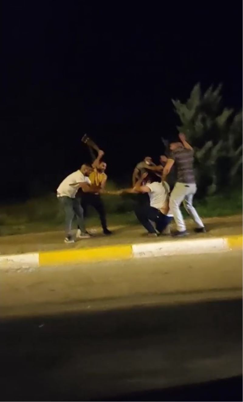 Antalya’da yol verme kavgasında sopa ve demir çubuklarla birbirlerine saldırdılar
