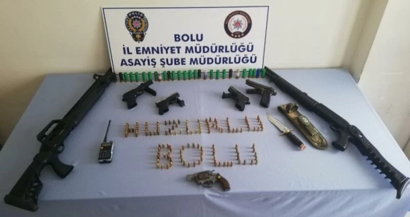 Bolu’da, polis ekiplerinin ev ve iş yeri aramasında cephanelik çıktı
