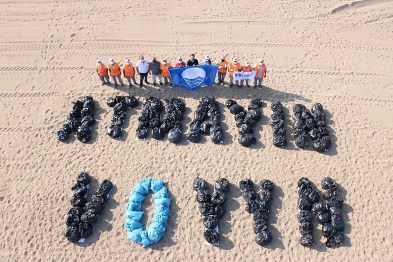 Temizlik işçilerinden tatilcilere çöp dolu poşetle mesaj
