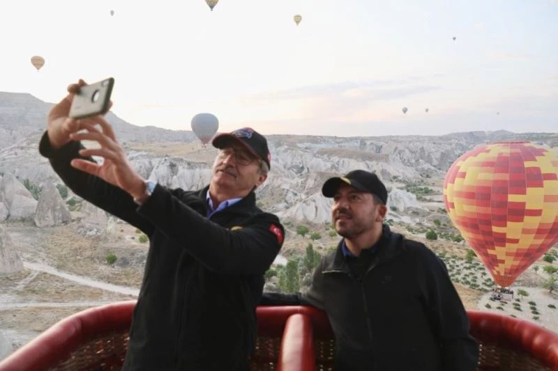 Belediye Başkanı Arı, Eski Bakan Kürşat Tüzmen ile balon turuna katıldı
