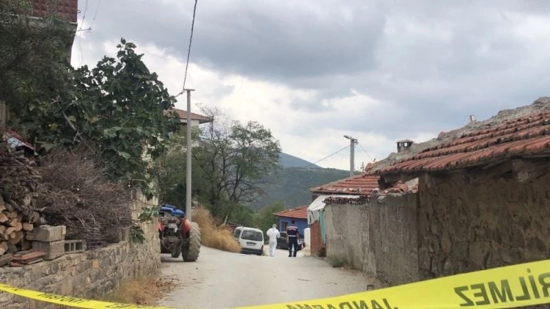 Anne babasını odaya kilitleyen kardeşini öldürdü
