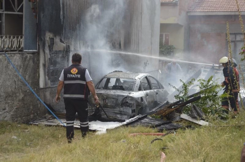 Konserve yaparken garajdaki otomobil yandı
