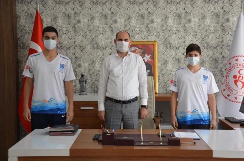 İl Müdürü Yasin Özdemir, başarılı yüzücüleri tebrik etti
