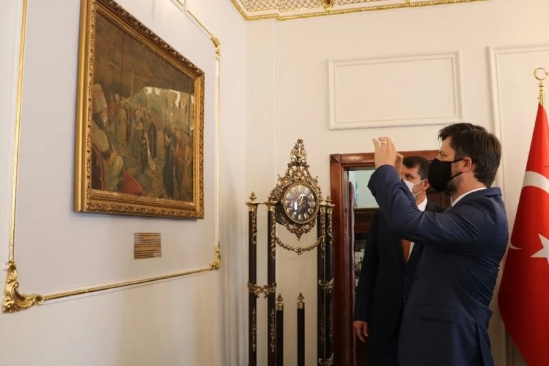 Macar Büyükelçiyi şaşkına çeviren tablo
