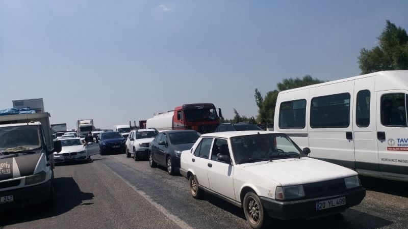 Denizli’de patlatmalı yol çalışması uzun kuyruklar oluşturdu
