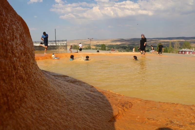 Sıcaktan bunalan Sivaslılar, Altınkale’de serinliyor
