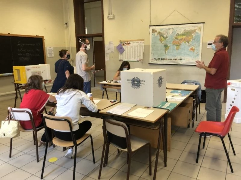 İtalya’da halk parlamenter sayısını azaltmak için sandık başında
