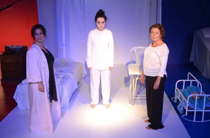 Üç kadın hikayesi, Kuşadası Belediye tiyatrosu tarafından sahneye kondu
