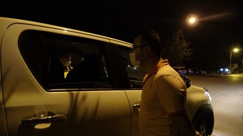 Emniyet müdüründen telefonuna kılıf takıp, maske takmayan sürücüye sitem
