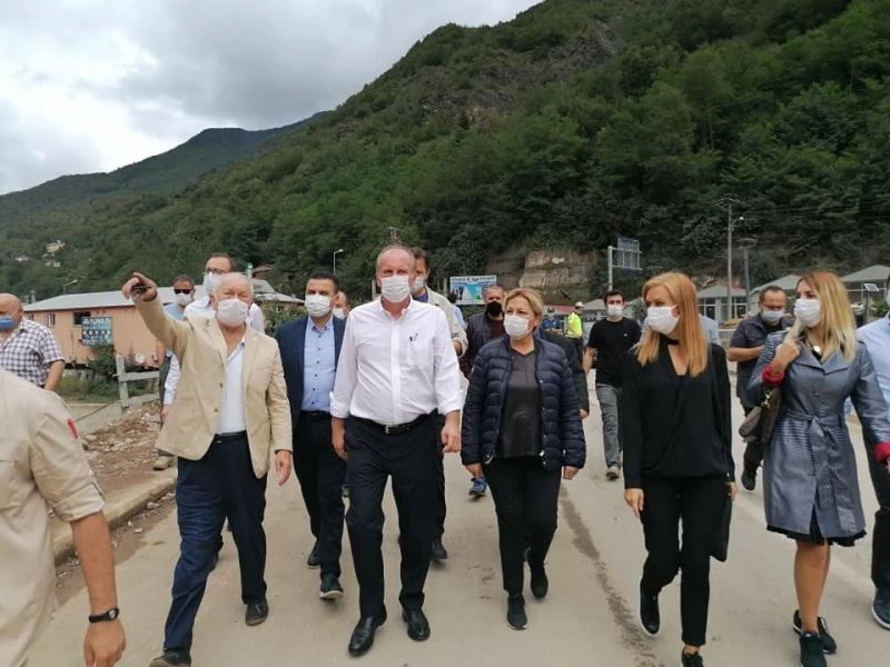 Muharrem İnce geçtiğimiz ay yaşanan afette büyük zarar gören Giresun’un Dereli ilçesini ziyaret etti
