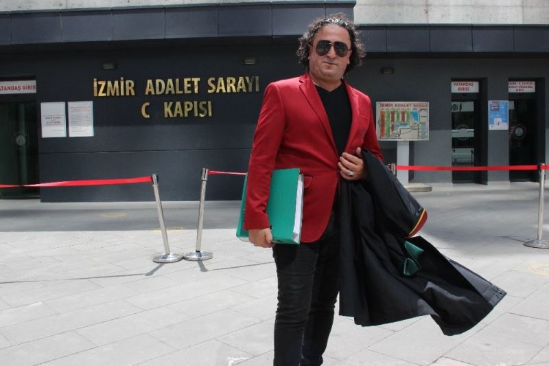 Türkücü avukat, şarkısına adliyede klip çekti
