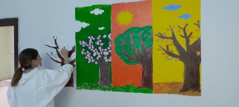 AFAD gönüllüleri, çocuklar için sınıfları boyadı
