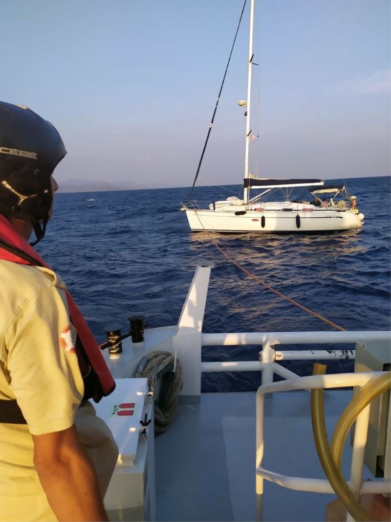 Karaada açıklarında sürüklenen tekne kurtarıldı
