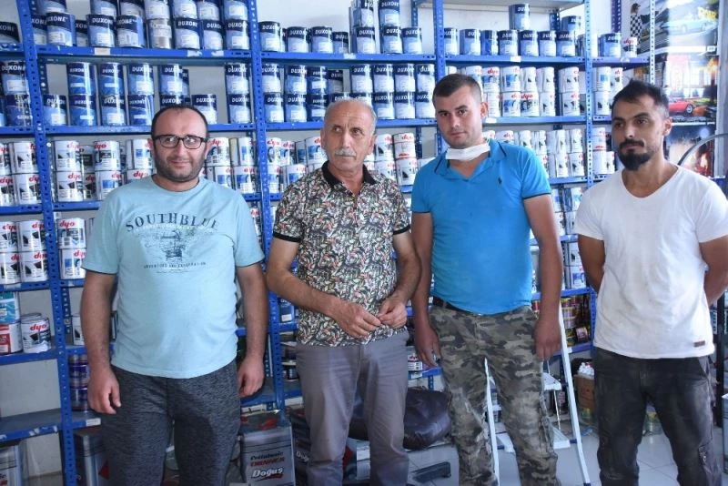 50 yıldır işlettiği dükkanı elamanlarına devretti
