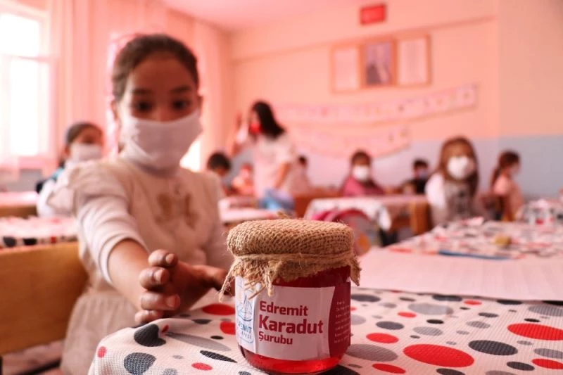 Van’da yüz yüze eğitim ’Edremit Karadut Şurubu’ ile başladı
