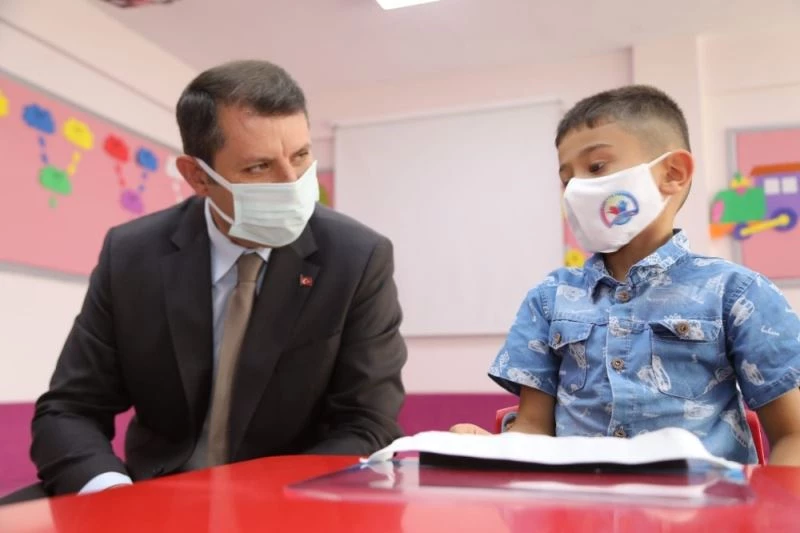 Okulun ilk günü valiye verdiği cevapla herkesi güldürdü
