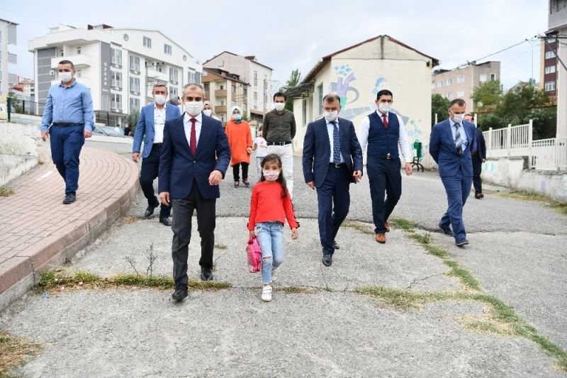 Belediye Başkanı, makam aracı ile minik öğrenciyi ilk dersine bıraktı
