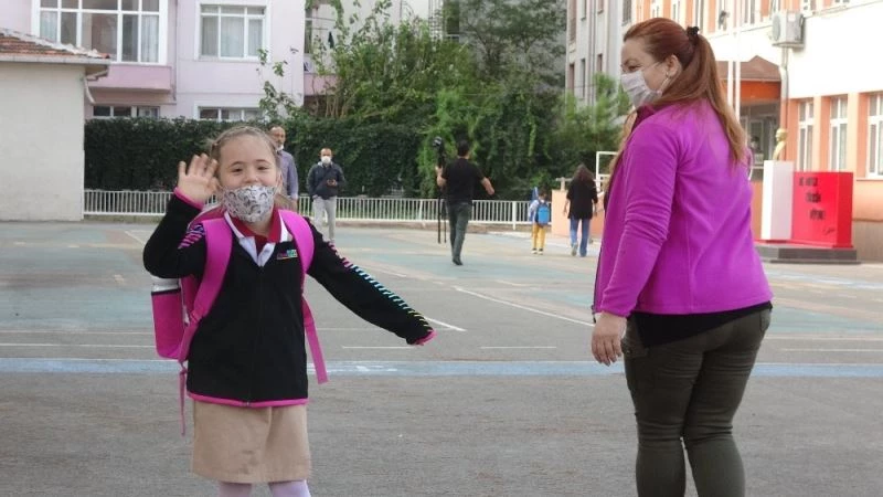 Okulda ilk gün...Minik Emir derse girmek istemeyince, annesine zor anlar yaşattı
