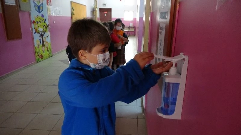 Eğitimde yeni normalde öğrenciler ders başı yaptı
