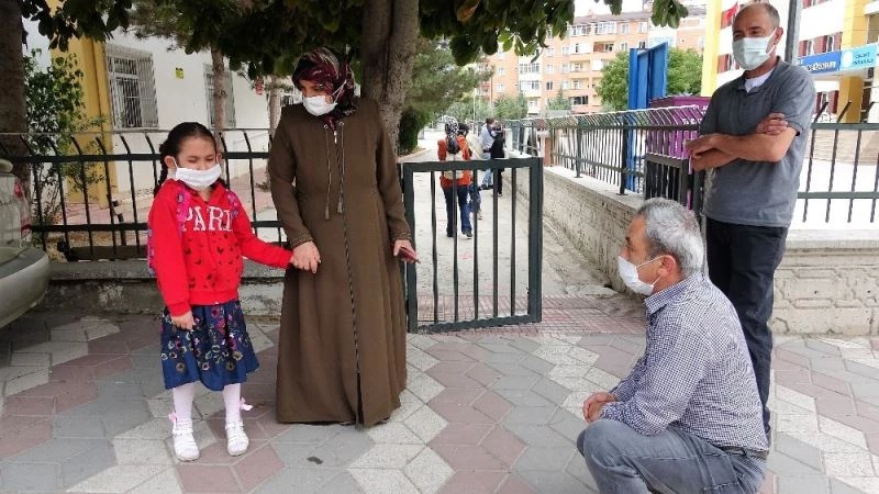 Annesiz okula gitmek istemeyen miniği ikna etmek kolay olmadı
