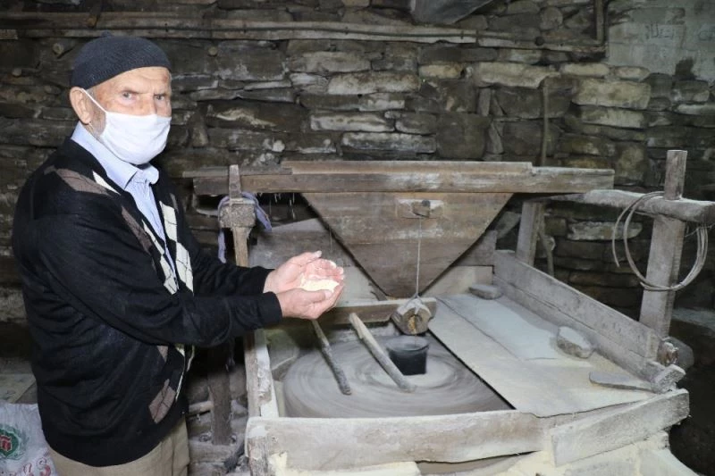 (Özel) Üç asırdır deden toruna değirmencilik mesleğini yaşatıyor
