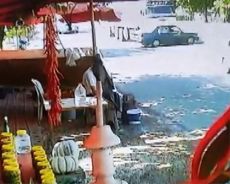 Önüne kattığı aracı metrelerce sürükledi
