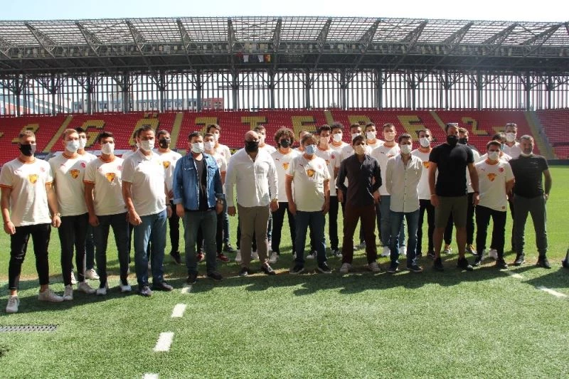 Göztepeli taraftarların kurduğu Göztepe Hentbol Takımı tanıtıldı
