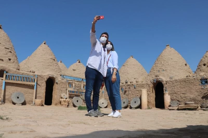 Tarihi kümbet evleri 7 ay sonra yeniden turistleri ağırlama başladı
