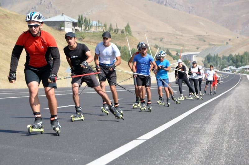 Baba ile kızı asfaltta sporcu yetiştiriyor
