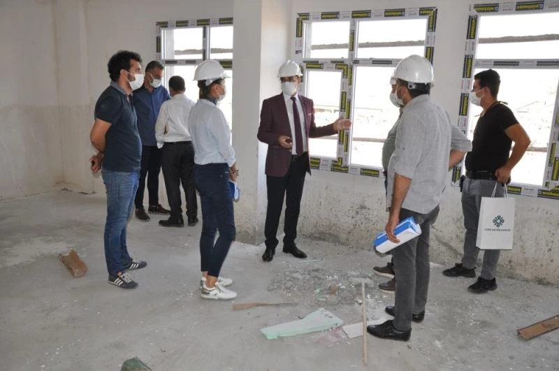 Cizre Kaymakamı Sinanoğlu okul inşaatında incelemelerde bulundu
