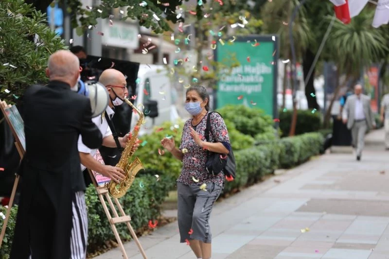 Sokakta maskesini doğru takanları tiyatro bileti ile ödüllendirdiler
