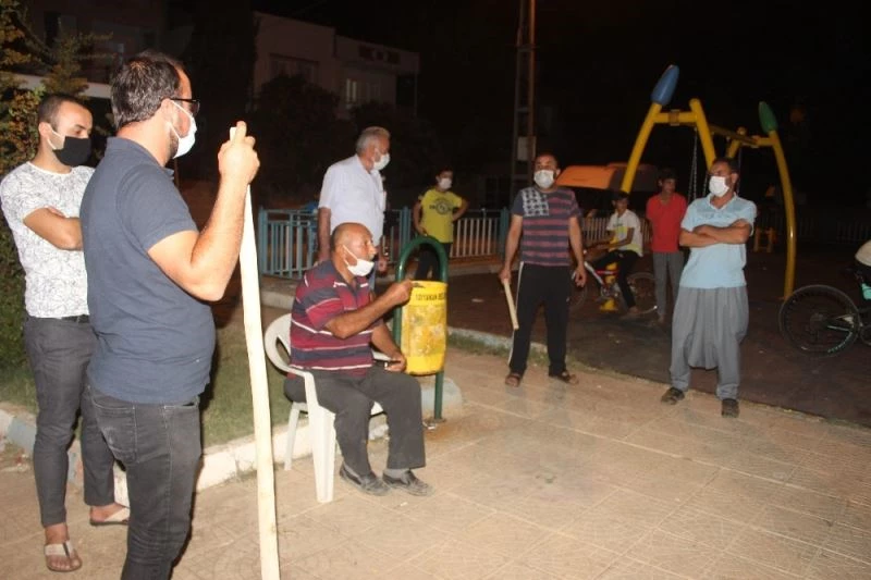 Parkta sopa ve kürekle ‘korku’ nöbeti
