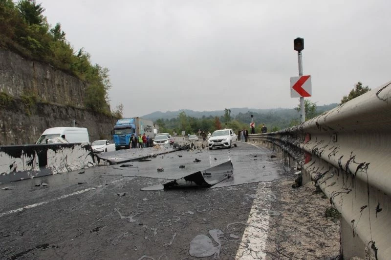 Zift içinde kalan cep telefonu zorlukla çıkartıldı
