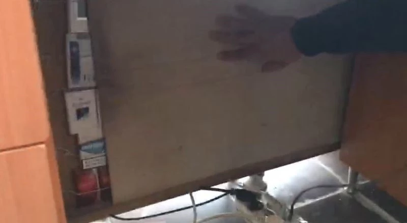 Masanın altına yapılan gizli bölmede kaçak sigara çıktı
