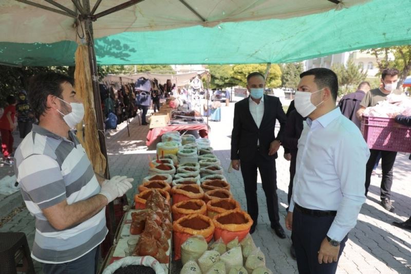 Başkan Arı, Güzelyurt Mahallesinde semt pazarını gezdi
